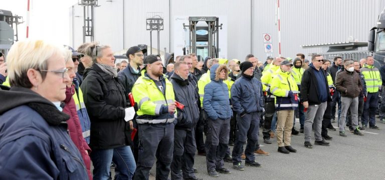 Nordex-Mitarbeiter demonstrieren für den Standort Rostock