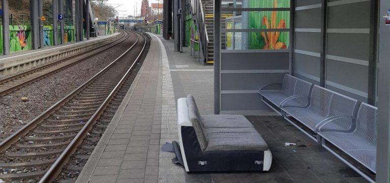 Schwerin: Was macht das Sofa auf dem Bahnsteig?