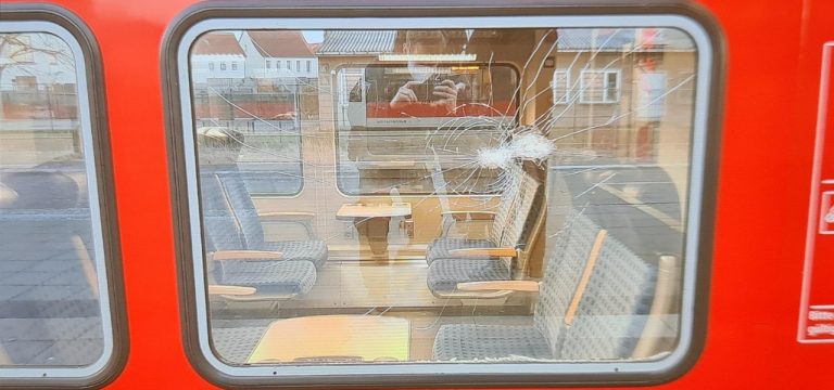 Rostock: Regionalbahn mit Steinen beworfen