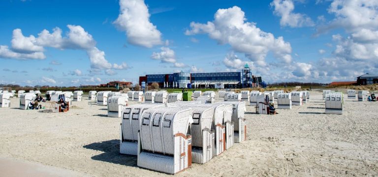 Saisonstart: Erste Strandkörbe stehen an der Ostseeküste