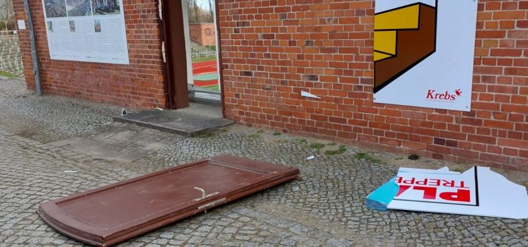 Wismar: Zerstörungswut bislang Unbekannter hat sich im Stadion entladen