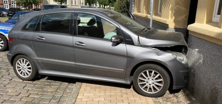 Schwerin: 82-Jährige Dame fährt gegen Hauswand