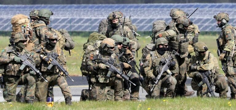 Militär übt Luft-Rettung von Journalisten in Krisenland