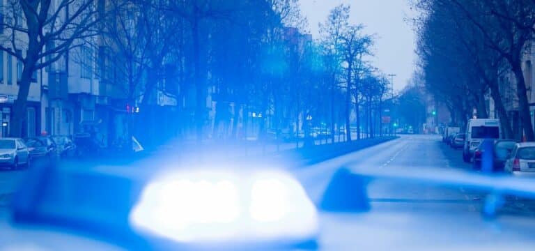 Menschen springen weg: Auto rast zum Abschluss durch Stadt