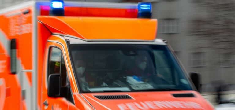 Autofahrer fährt Seniorin um: 76-Jährige schwer verletzt