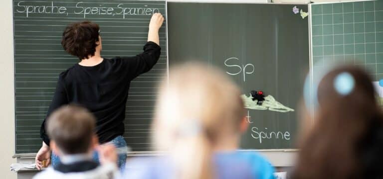 Gewerkschaft: Bildungserfolg geflüchteter Kinder gefährdet