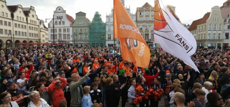 Feier vor Rathaus: Jubel für Rostocker Seawolves nach Aufstieg