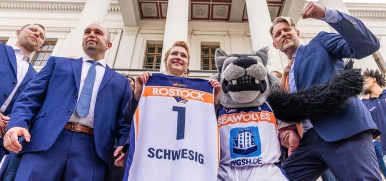 Rostock Seawolves überreichen Trikot an Schwesig
