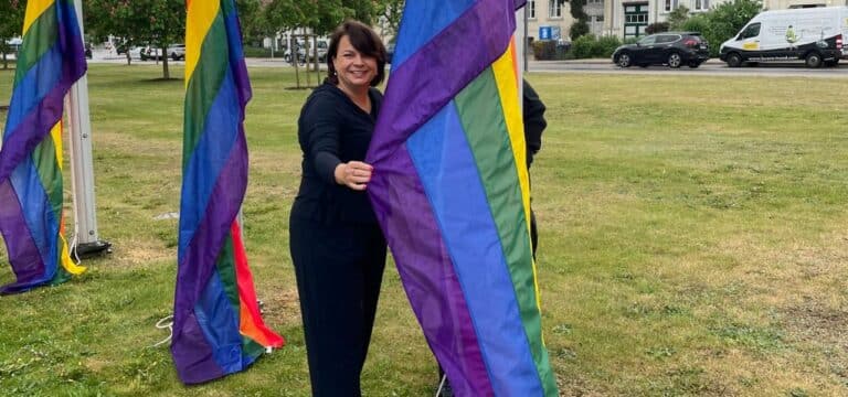 Erstmals Regenbogenflagge vor Sozialministerium gehisst