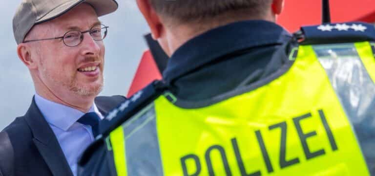 Boltenhagen: Innenminister Pegel mit Bäderdienst auf Streife