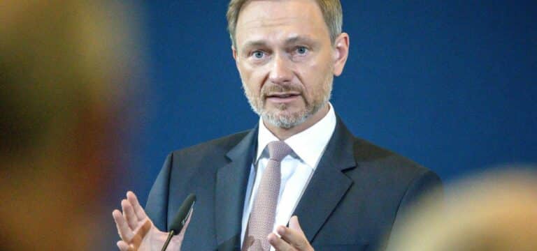 Keine Verlängerung geplant Lindner will Ende von Tankrabatt und 9-Euro-Ticket