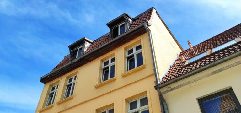 Millionenschaden nach Wohnungsbrand in Wismarer Altstadt