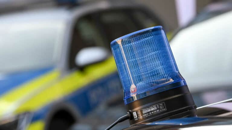 Auto-Wendemanöver zwingt Bus zu Notbremsung: Frau verletzt