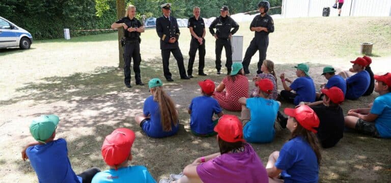 Ferienlager bietet Einblicke in Polizei- und Feuerwehrarbeit