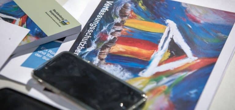 Rechts- und Linksextremisten im öffentlichen Dienst in MV