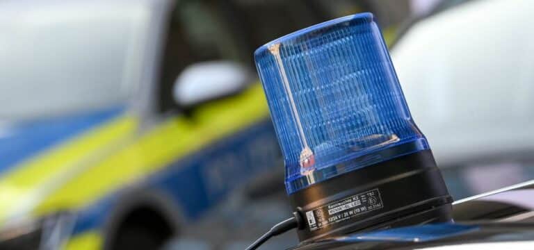 Auf Autofahrt verschluckt: Polizisten retten Baby das Leben