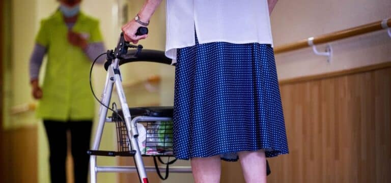 Ministerium: Corona-Anstieg in der Pflege „auf dem Schirm“