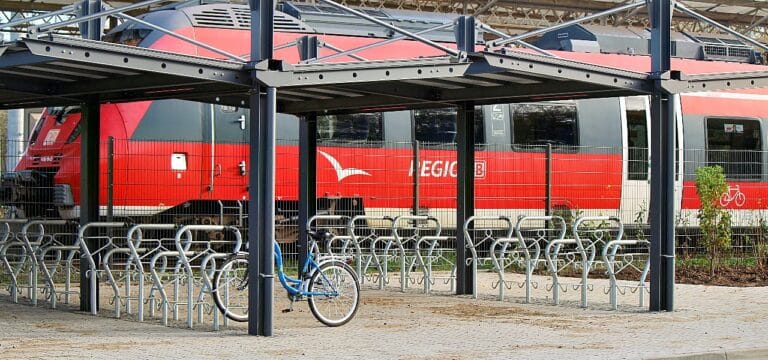 Wismar: Unbekannte beschmieren abgestellte Regionalbahn