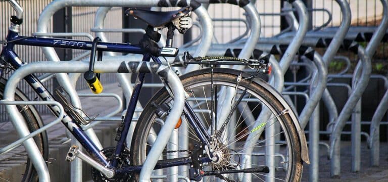 Wismar: Maskierte Jugendliche stehlen Fahrrad und werden erwischt