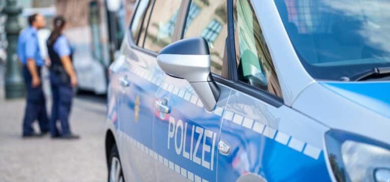 Schwerin: Autofahrerin rammt Wagen: Mann mit 2,2 Promille fliegt auf