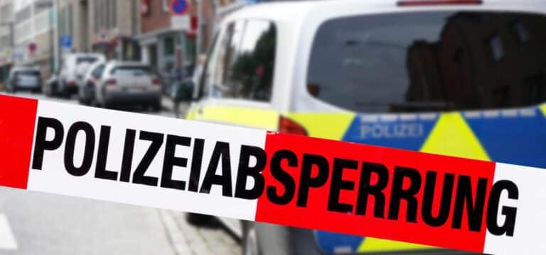 Psychisch auffälliger Mann wirft Messer auf Mutter und Kind
