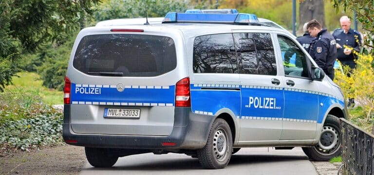 47‑Jähriger nimmt sexuelle Handlungen vor Kindern vor – Polizei nimmt Mann fest
