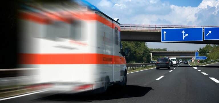 Kradfahrer kollidiert mit Wohnmobil: Schwer verletzt