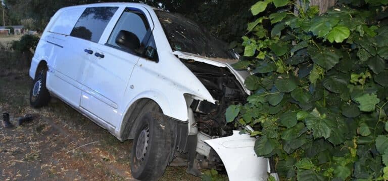 Schwerin: 26-jähriger baut gleich zwei Unfälle – Auto jetzt Schrott
