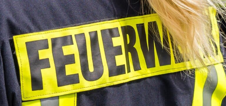 Wismar: Zwei Papiercontainer in Brand gesetzt – Polizei sucht Zeugen