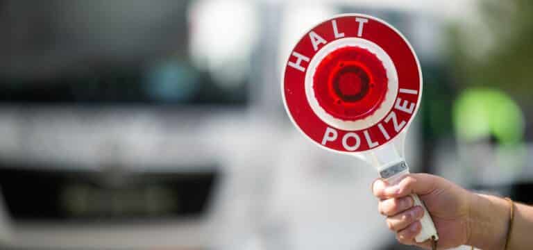 Lastwagenfahrer schließt sich wegen Polizeikontrolle ein