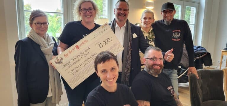 Tätowierte gegen Krebs: 10.000 Euro für das Hospiz