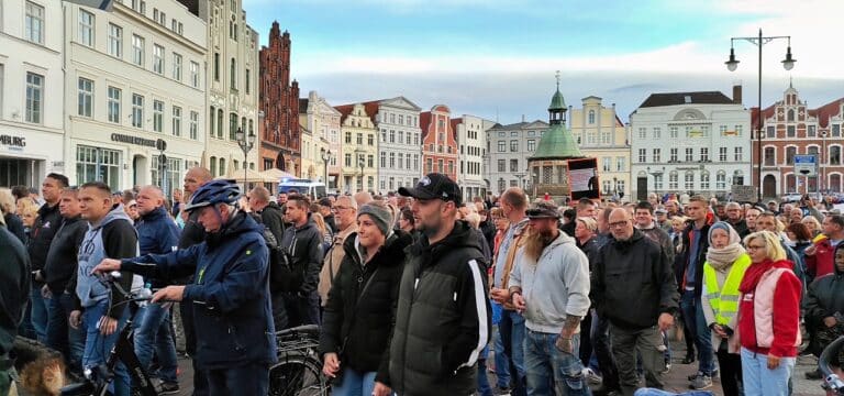 Ministerium: 12.700 Demonstranten und 413 Polizisten