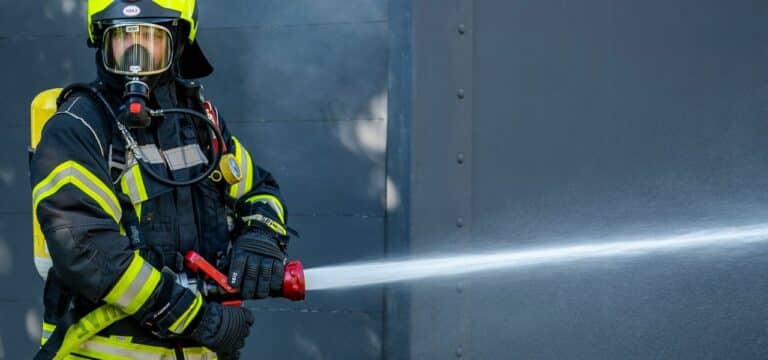 Feuer in Doppelhaushälfte in Rostock: Dachstuhl brennt nieder
