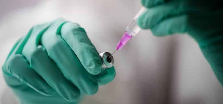 Omikron-Impfstoffe sind da: Auslieferung und Impfen beginnt