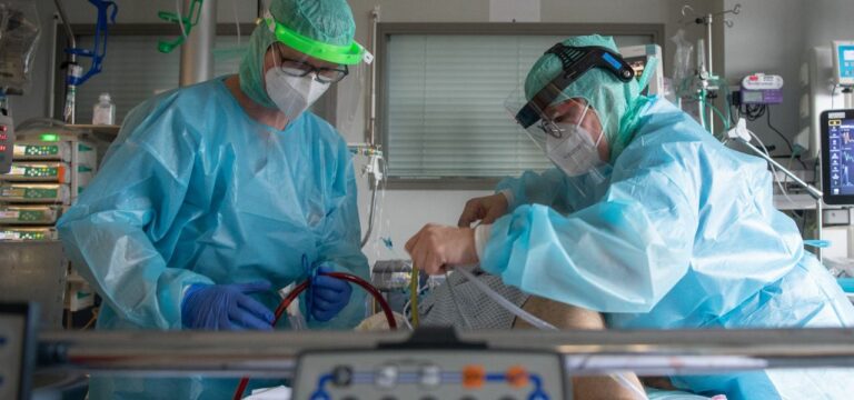 Kliniken „gehen auf Zahnfleisch“: Ärzteverband drängt Länder zu Maskenpflicht
