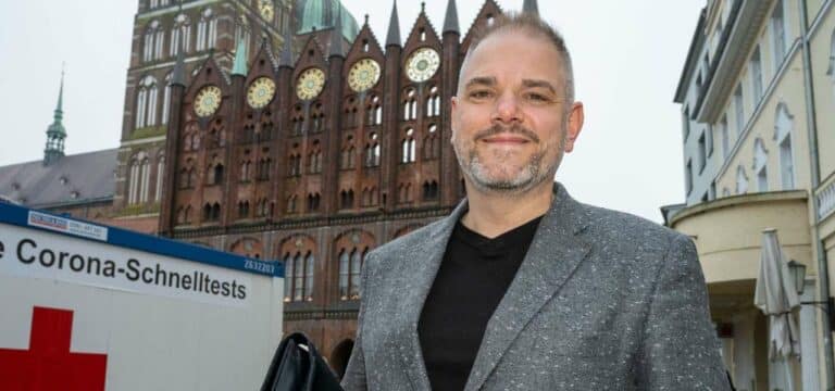Stralsund bietet Rathaus als Ort für Friedensgespräche an