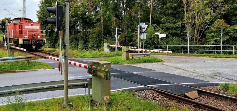 Personen im Gleis: Zug muss bei Wismar Notbremsung einleiten