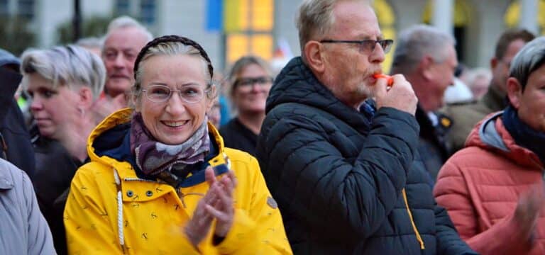 Erneut Tausende Menschen bei Protesten gegen Energiepolitik