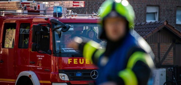 Bad Doberan: Traktor kippt um und begräbt Fahrer unter sich – Mann tot