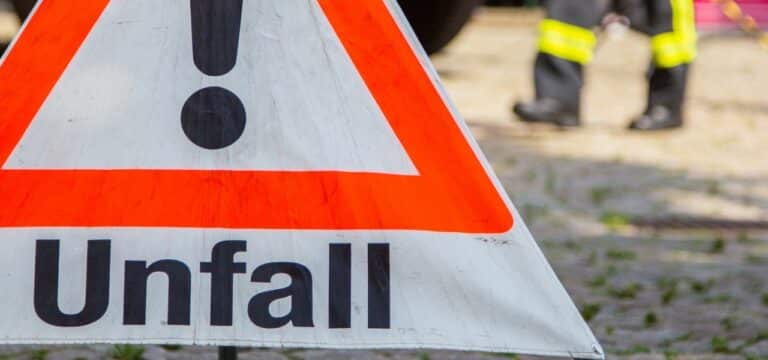 Fußgänger von zwei Autos angefahren: Schwer verletzt
