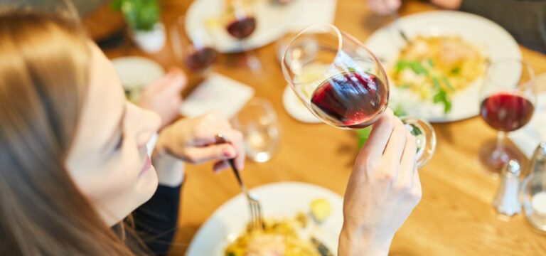Umfrage zu Inflation: Deutsche sparen besonders an der Gastronomie