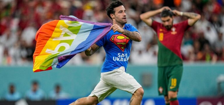Regenbogen, Iran, Ukraine: Superman ist der mutigste Flitzer aller Zeiten