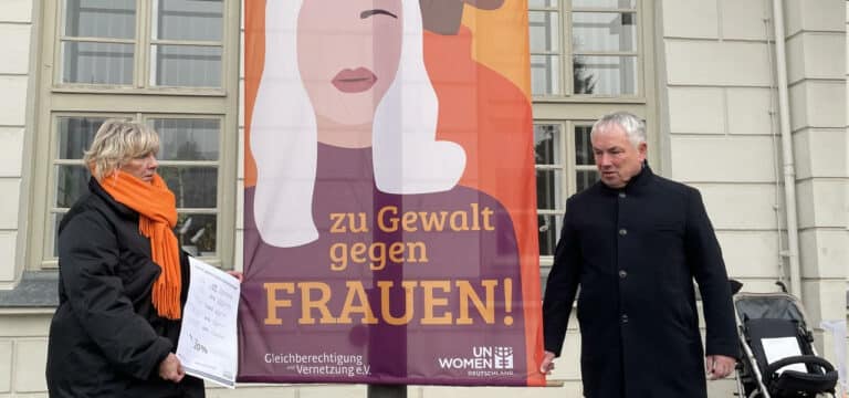 Wismar: Anti-Gewalt-Fahne vor dem Rathaus gehisst