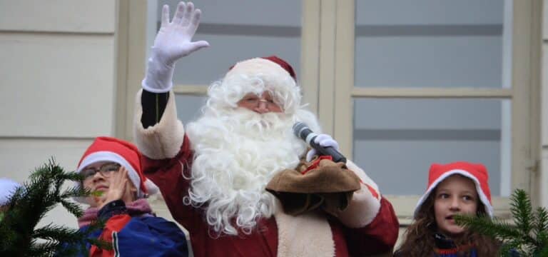 Weihnachtsmann eröffnete Wismarer Weihnachtsmarkt