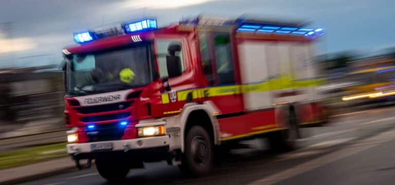 Schwerin: Feuerwehrauto kollidiert mit Auto – Drei Verletzte