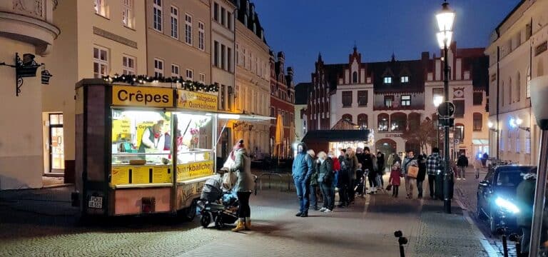 Stände mit frischen und regionalen Lebensmitteln am Markt
