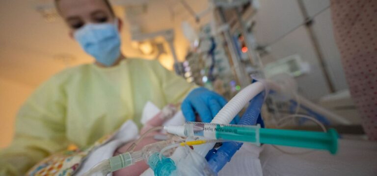 Ärzte schlagen Alarm: Massive Infektionswelle überlastet Kinderkliniken