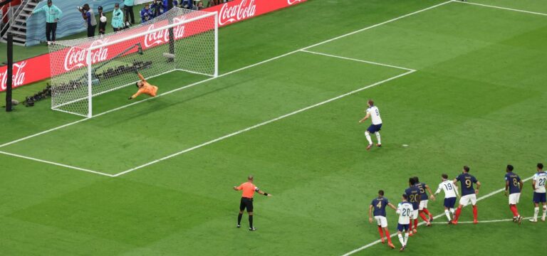 Weltmeister zittert sich weiter: Kanes Elfer-Drama bringt Frankreich das Halbfinale