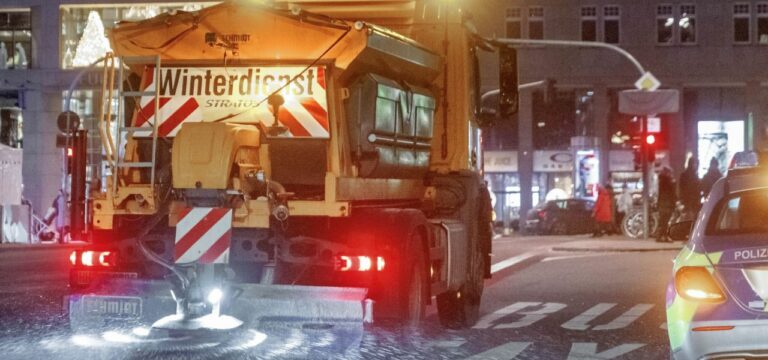 Erste Verletzte nach Unfällen: Glatteisregen legt Norden Deutschlands lahm