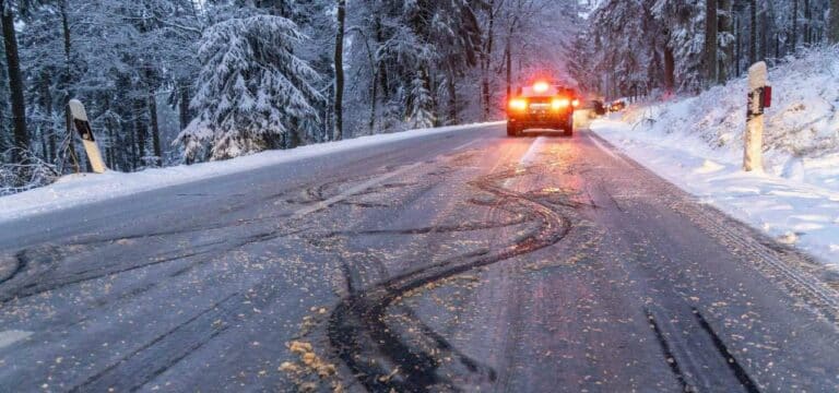 Rutschige Straßen sorgen weiterhin für Unfälle